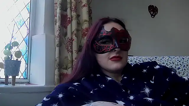 LexiSnowUK online show from April 22, 8:39 am