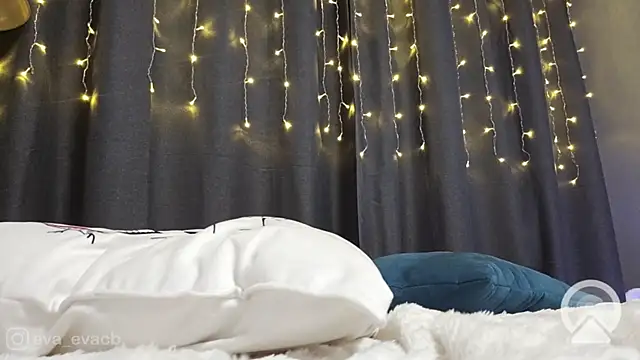 norakisses online show from February 8, 8:21 pm