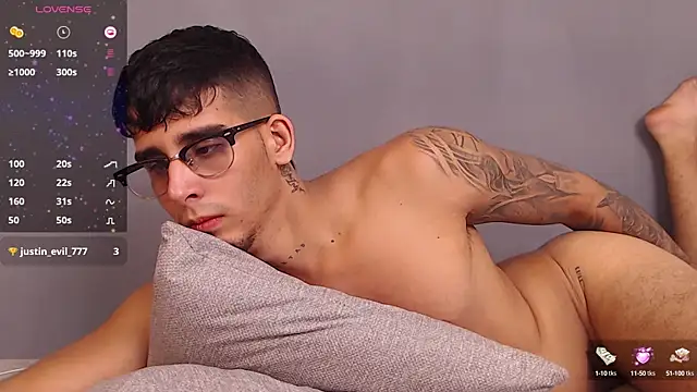 Snapshot of iamcamiloo_ chatting on December 5, 2:11 pm iamcamiloo online show from December 5, 2:11 pm