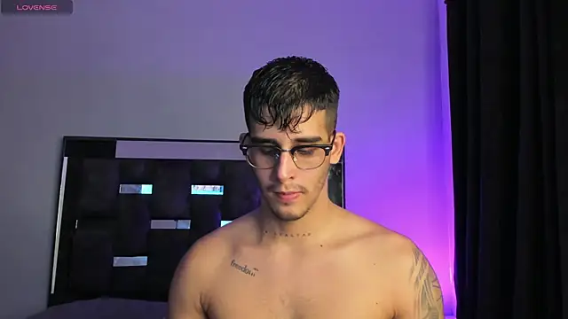 Snapshot of iamcamiloo_ chatting on March 15, 12:04 am iamcamiloo online show from March 15, 12:04 am