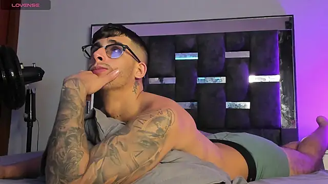 Snapshot of iamcamiloo_ chatting on March 18, 3:53 am iamcamiloo online show from March 18, 3:53 am
