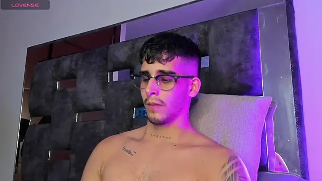 Snapshot of iamcamiloo_ chatting on March 19, 3:52 am iamcamiloo online show from March 19, 3:52 am