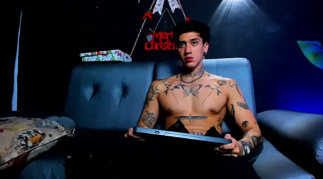 Snapshot of JUSTIN_FULLER1 chatting on December 17, 11:05 pm JUSTIN FULLER1 online show from December 17, 11:05 pm