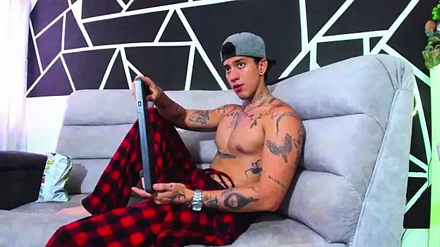 Snapshot of JUSTIN_FULLER1 chatting on February 6, 6:24 pm JUSTIN FULLER1 online show from February 6, 6:24 pm