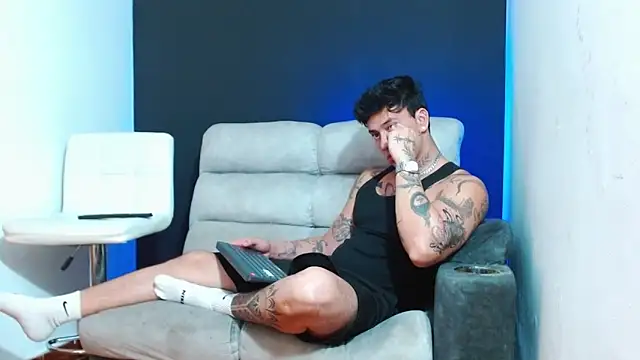 JUSTIN FULLER1 online show from April 16, 5:08 am