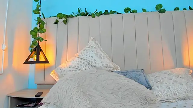 JulianaWaldo online show from December 22, 4:38 pm