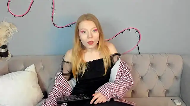 Esme Runn online show from February 3, 10:03 am