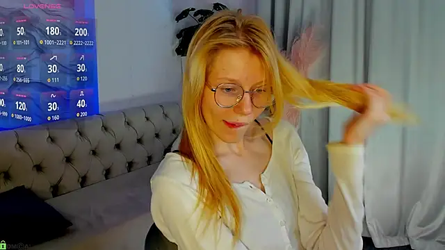 Snapshot of Esme_Runn chatting on June 11, 3:15 am Esme Runn online show from June 11, 3:15 am