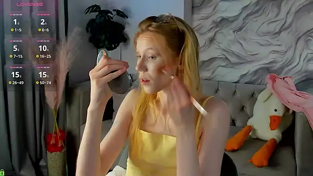 Snapshot of Esme_Runn chatting on June 22, 3:25 am Esme Runn online show from June 22, 3:25 am