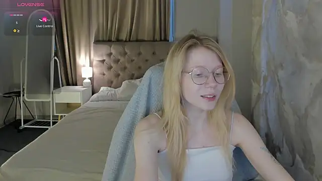 Snapshot of Esme_Runn chatting on July 3, 3:13 am Esme Runn online show from July 3, 3:13 am