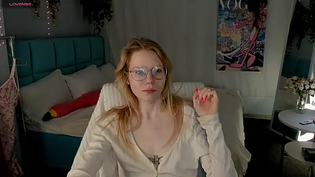 Snapshot of Esme_Runn chatting on July 6, 3:03 am Esme Runn online show from July 6, 3:03 am