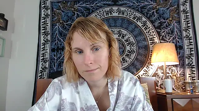 Snapshot of Cutikatxoxo chatting on February 19, 2:01 am Cutikatxoxo online show from February 19, 2:01 am
