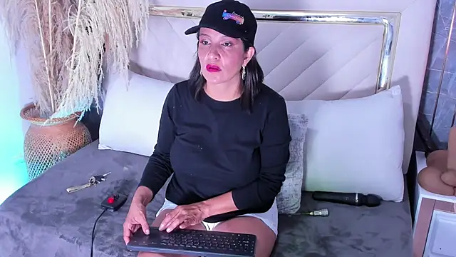 Snapshot of Slut_Milf_ chatting on September 22, 7:38 pm Slut Milf online show from September 22, 7:38 pm