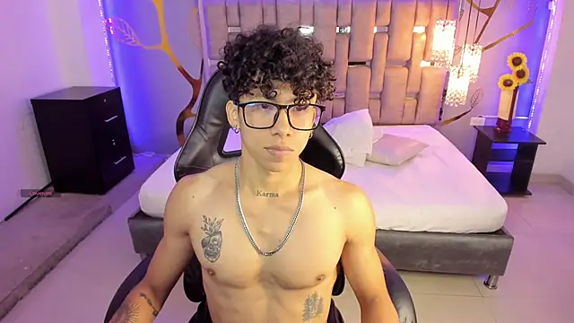 AkazaBoy  online show from March 2, 4:39 am