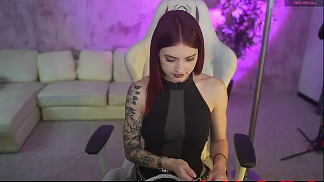 Snapshot of Magnetic_Mia_ chatting on December 3, 3:47 am Magnetic Mia online show from December 3, 3:47 am