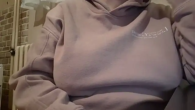 AalinnaK online show from February 22, 8:09 pm