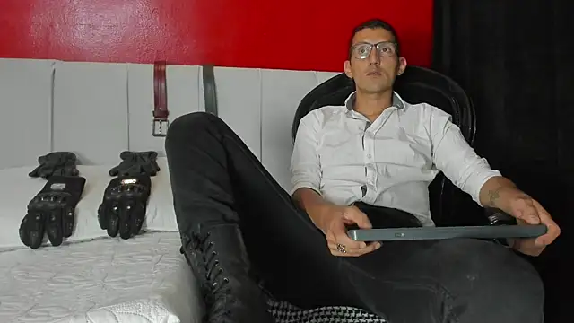 Snapshot of enzopratt chatting on March 6, 3:35 am enzopratt online show from March 6, 3:35 am