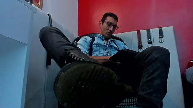 Snapshot of enzopratt chatting on March 16, 7:04 am enzopratt online show from March 16, 7:04 am