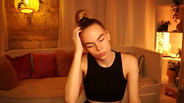 Snapshot of sn0w_barbie chatting on December 10, 12:16 pm sn0w barbie online show from December 10, 12:16 pm