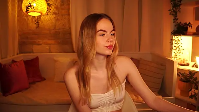 Snapshot of sn0w_barbie chatting on January 15, 2:35 pm sn0w barbie online show from January 15, 2:35 pm