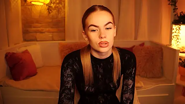 Snapshot of sn0w_barbie chatting on February 24, 12:16 pm sn0w barbie online show from February 24, 12:16 pm