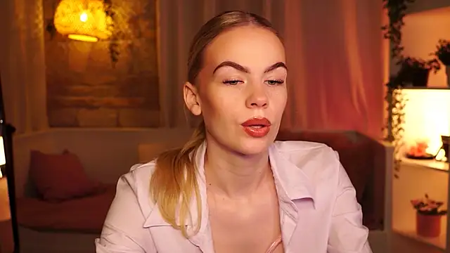 Snapshot of sn0w_barbie chatting on September 9, 8:36 am sn0w barbie online show from September 9, 8:36 am