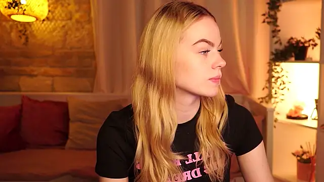 Snapshot of sn0w_barbie chatting on October 3, 8:44 am sn0w barbie online show from October 3, 8:44 am