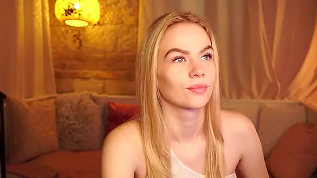 Snapshot of sn0w_barbie chatting on October 15, 8:36 am sn0w barbie online show from October 15, 8:36 am