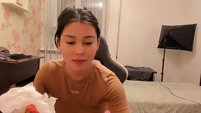 Snapshot of LunaXmii chatting on December 8, 1:35 am LunaXmii online show from December 8, 1:35 am