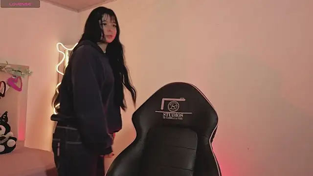 Snapshot of hina_tay chatting on December 18, 3:01 am hina tay online show from December 18, 3:01 am