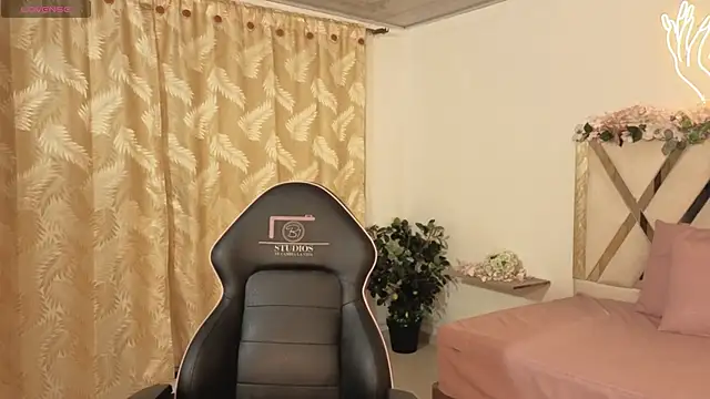 Snapshot of hina_tay chatting on February 21, 3:07 am hina tay online show from February 21, 3:07 am