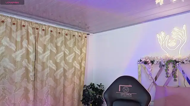 Snapshot of hina_tay chatting on February 22, 3:07 am hina tay online show from February 22, 3:07 am