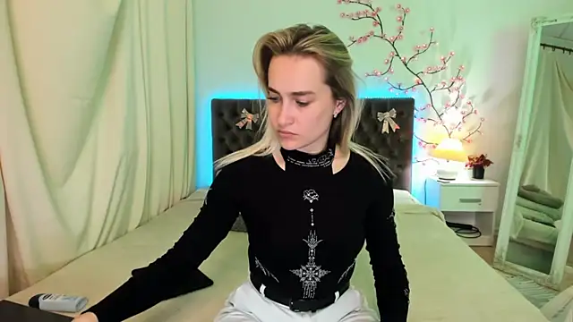 KateOwyns online show from April 7, 12:27 pm