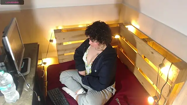 Bitsy Messy online show from December 18, 3:56 am