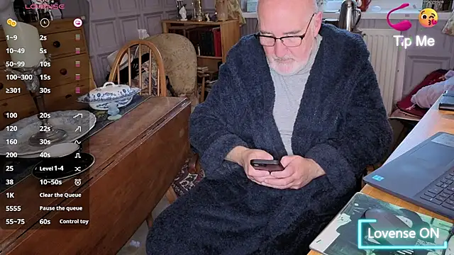 Adamdaddybear online show from October 29, 7:32 am