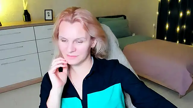 Snapshot of Louisa_Bay chatting on December 6, 7:01 pm Louisa Bay online show from December 6, 7:01 pm