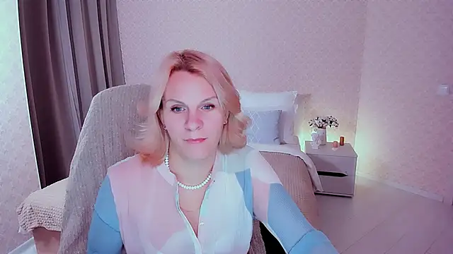 Snapshot of Louisa_Bay chatting on December 14, 10:45 am Louisa Bay online show from December 14, 10:45 am