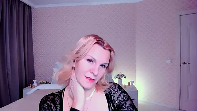 Snapshot of Louisa_Bay chatting on December 19, 7:40 am Louisa Bay online show from December 19, 7:40 am