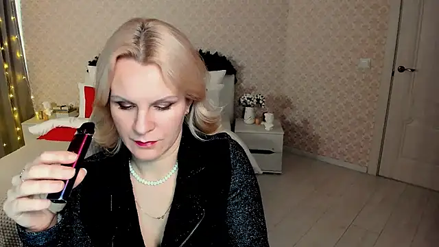 Snapshot of Louisa_Bay chatting on January 15, 11:00 am Louisa Bay online show from January 15, 11:00 am