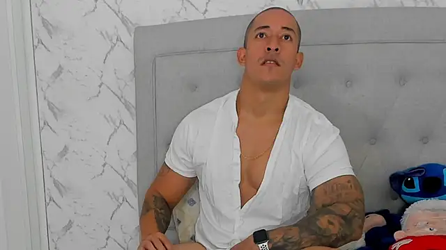 luigiferrara online show from November 28, 8:44 pm