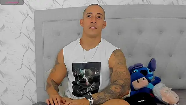 luigiferrara online show from December 17, 10:49 pm