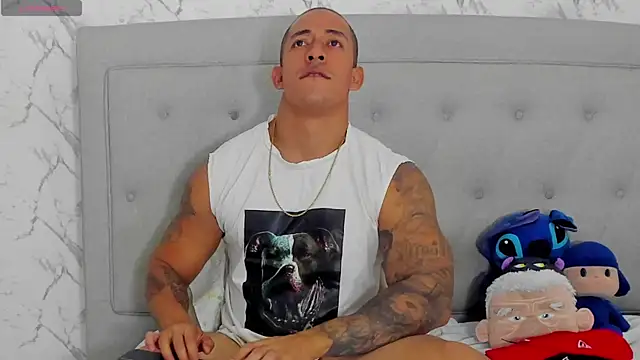 luigiferrara online show from April 15, 9:59 pm