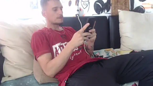 roystonee01 online show from November 6, 8:10 pm