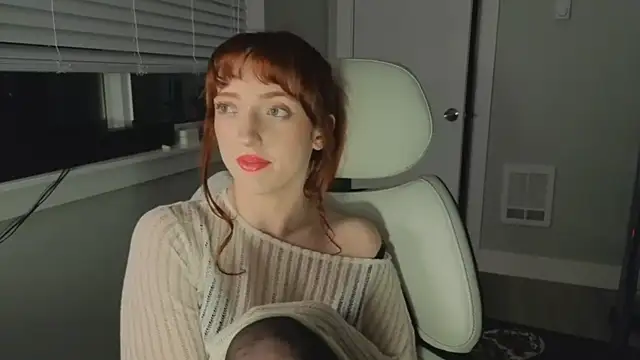 Snapshot of foxxyyyred chatting on January 12, 7:02 am foxxyyyred online show from January 12, 7:02 am