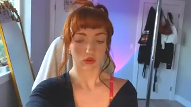 Snapshot of foxxyyyred chatting on February 18, 12:17 am foxxyyyred online show from February 18, 12:17 am