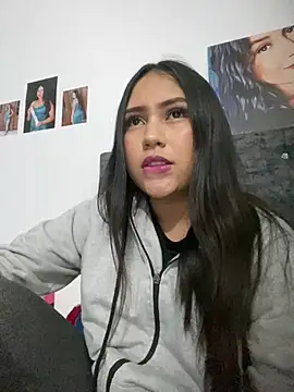 Snapshot of YuliiCamm chatting on January 8, 3:29 am YuliiCamm online show from January 8, 3:29 am