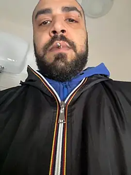 Snapshot of Dikkiduohottt chatting on March 12, 9:37 am Dikkiduohottt online show from March 12, 9:37 am