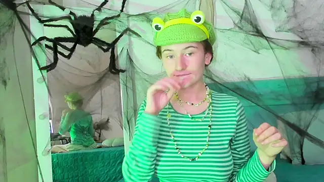 Snapshot of L1ittle_kitty_ chatting on October 26, 6:30 am L1ittle kitty online show from October 26, 6:30 am