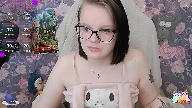 Snapshot of DivaMarisa chatting on February 18, 8:27 am DivaMarisa online show from February 18, 8:27 am
