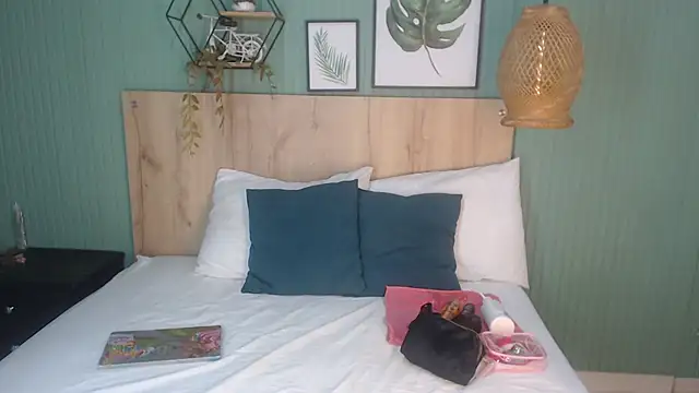 ashly collin9 online show from October 5, 12:58 pm